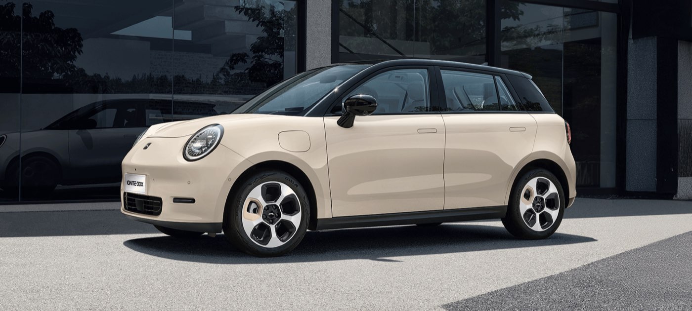 JAC Ignite 30X — SUV 100% eléctrico, vista 3/4 frente a edificio moderno